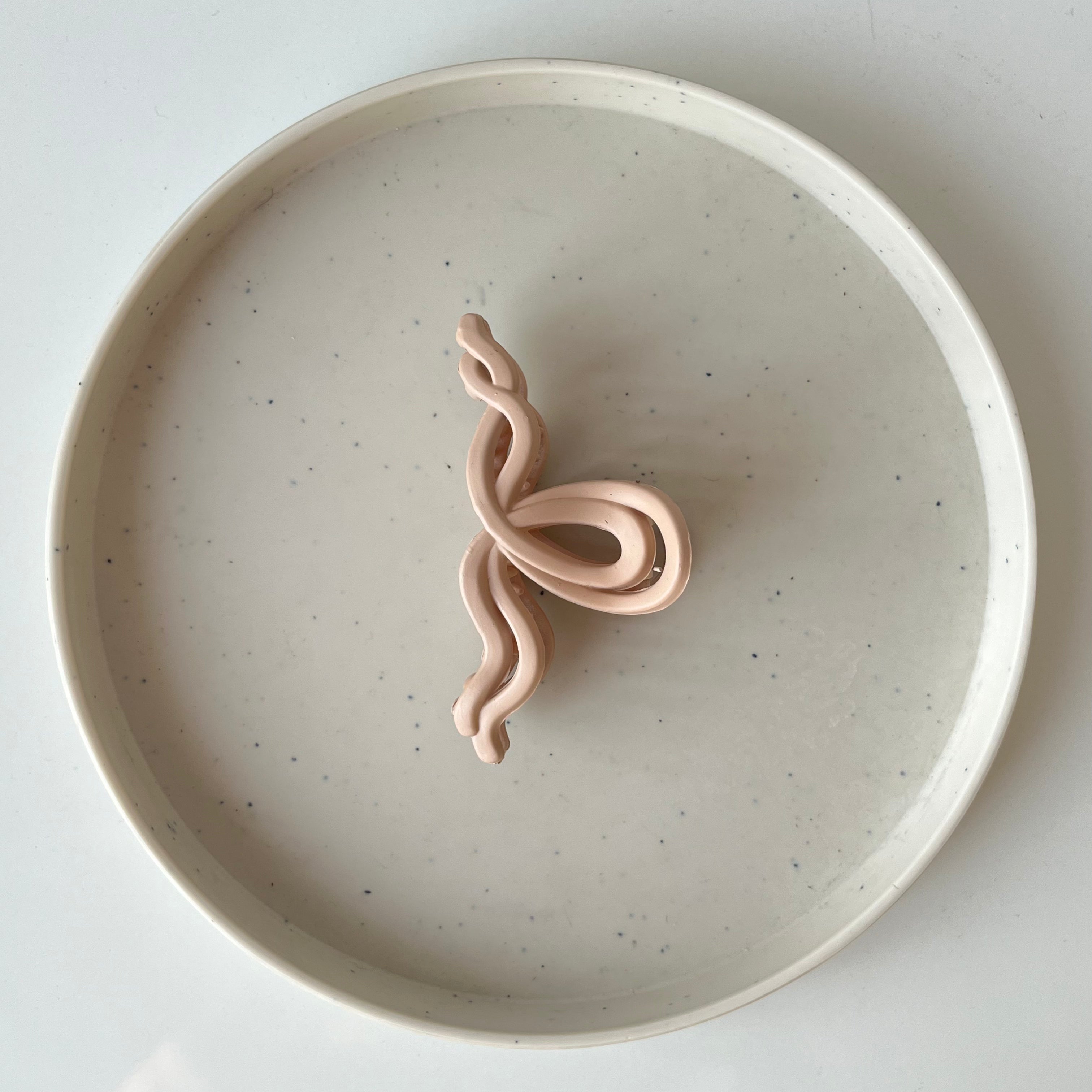 Matte Wave Bow – Medium Hair Claw